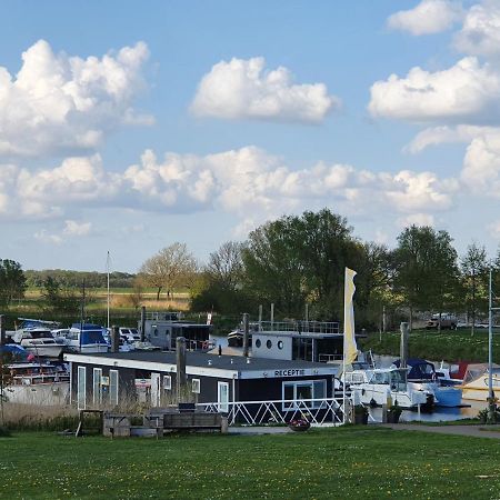 Hausboot Lucky Apartment Хатем Екстериор снимка