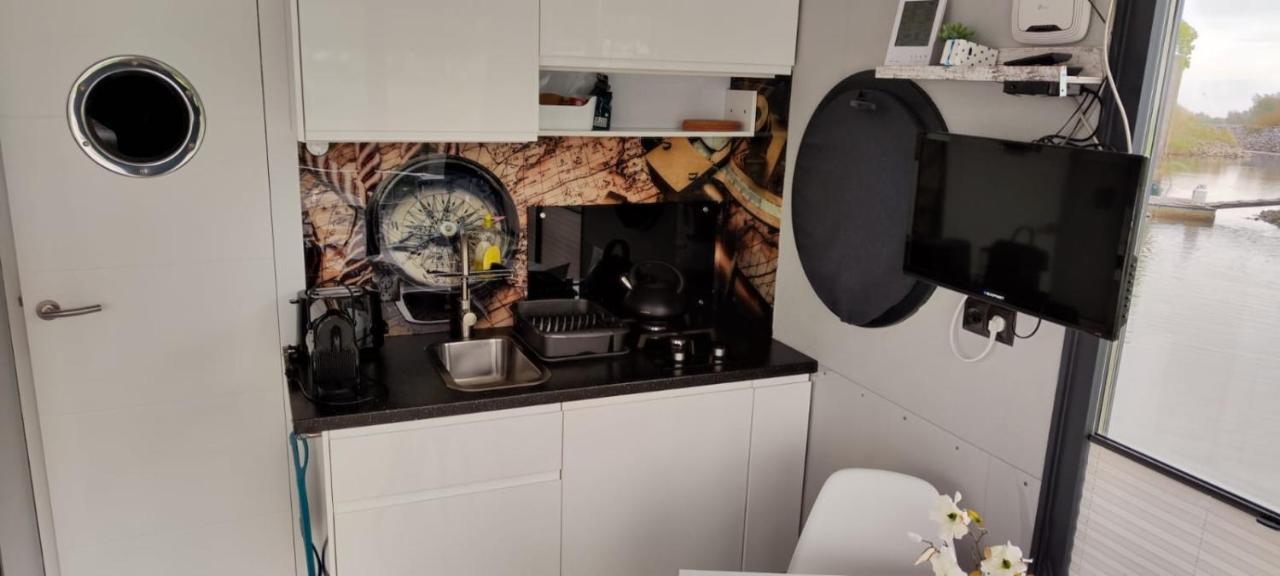 Hausboot Lucky Apartment Хатем Екстериор снимка
